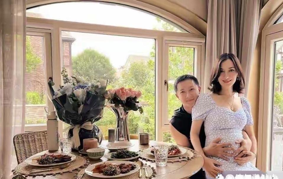 韩庚为怀二胎妻子卢靖珊庆生，她挺孕肚坐老公腿上好幸福，豪华别墅内景曝光，羡煞旁人