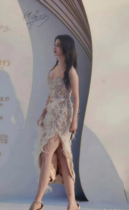 王楚然，172cm，小腿上红疙瘩是什么？

王楚然，身高172cm的她以出众的气