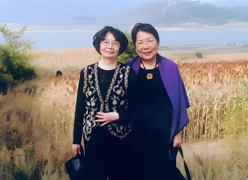叶嘉莹和席慕容合影，二人足足相差19岁，年龄上是两代人，二人早年合影还能看清晰看