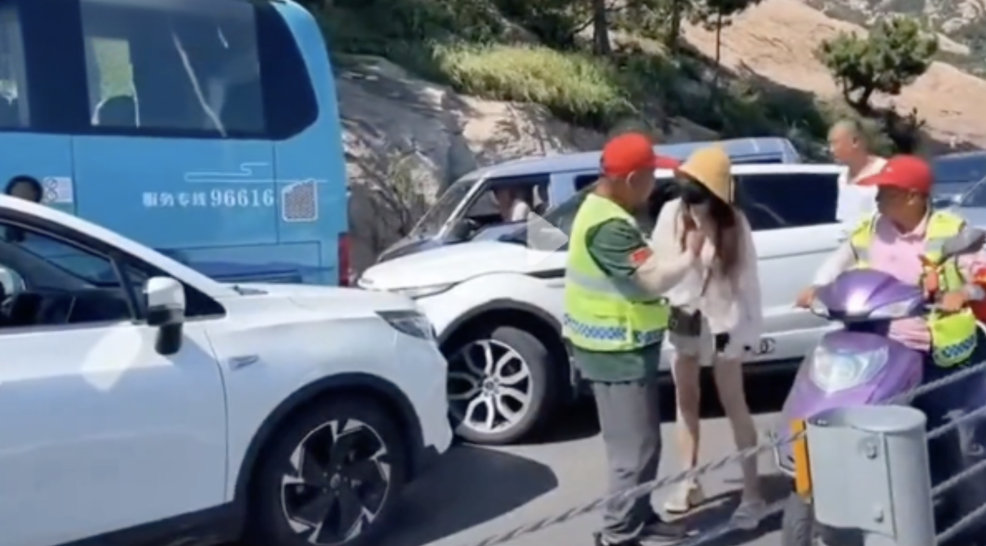 舆论发生反转了，很多网友表示男子挨打不冤。大概意思就路虎女司机逆行超车，碰到男司