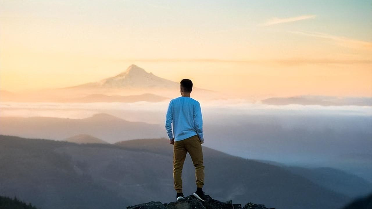 别小瞧身边那些不声不响的人，如果他们有这三种特征，很可能经历过