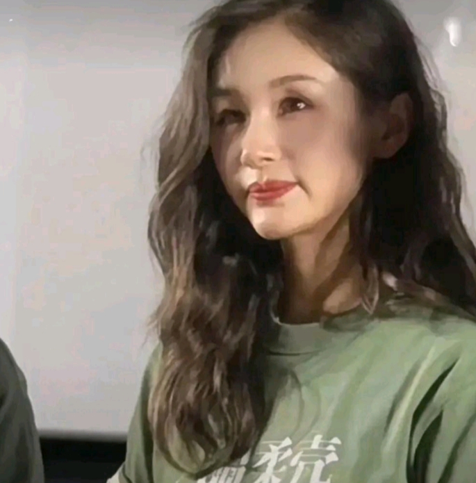 王子文的脸变化有点大，没了以往的灵气。