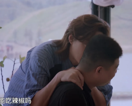 尹正，太细心了！

餐厅里有一位女客人生日，尹正就小声地问她老公:“她爱不爱吃螺