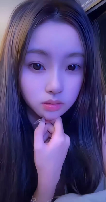 这颜值也太能躺了！看看懒懒就知道了，怪不得王校长现在一直把她留在身边呢。谁让她长