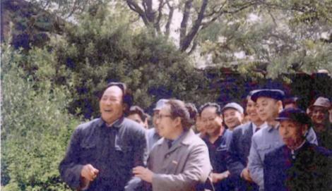 1990年，古月和李讷，留下了一张珍贵的合影，当时，古月正在西柏坡拍摄电影《大决