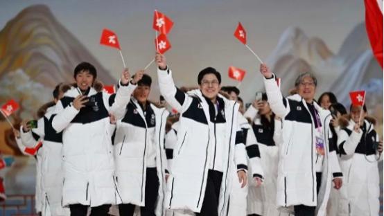 霍启刚全家现身哈尔滨，爱美老爷子-20°C只穿西装大衣！