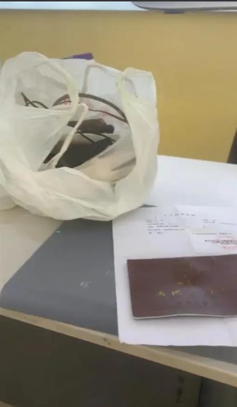 为亡父销电话卡被要求证明“我爸是我爸”，当事人发网上他们才办。以后，建议把尸体抬