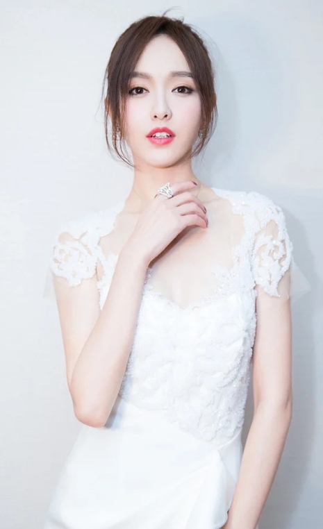 唐嫣遭妆造团队坑骗，高仿礼服成笑柄