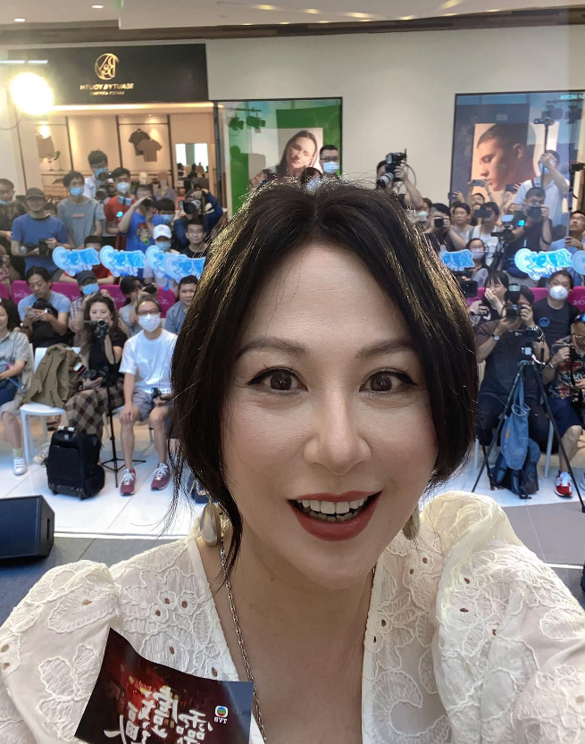 她在1987年已经开始在香港TVB拍戏，在90年代是TVB当红花旦，参与不少经典