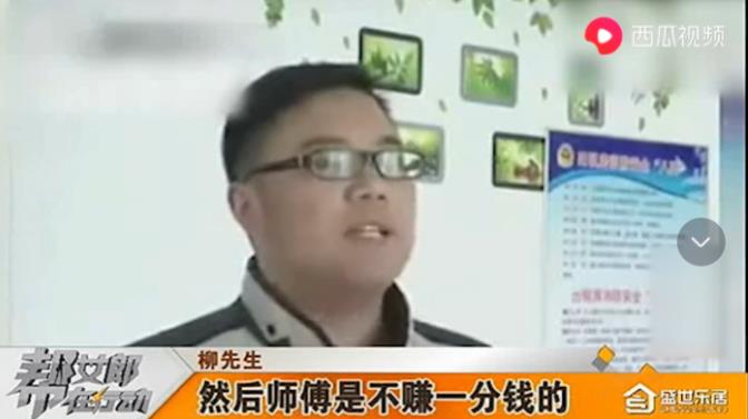 江苏南京，员工为了节约开支，在出租房里，凑钱搭伙做饭吃，十几个人一天只要120多