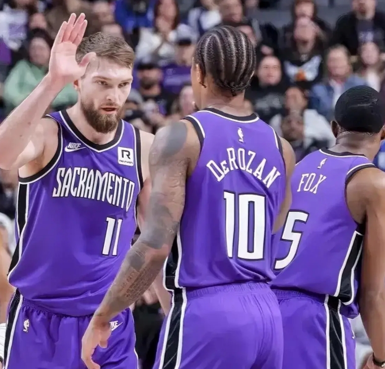 主帅无能，累死三军！本赛季的国王，就是最好的例子。
本赛季国王的账面实力非常强大