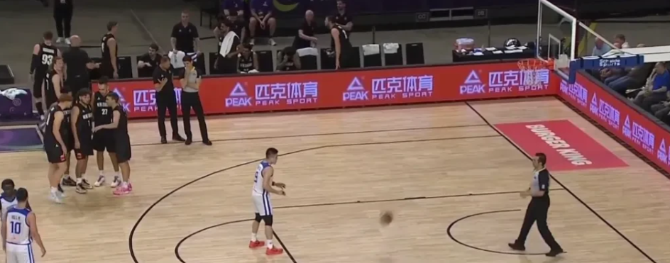 男篮亚洲杯预赛，新西兰同中国台北的比赛激战正酣，现在进行到第4节，新西兰75:6