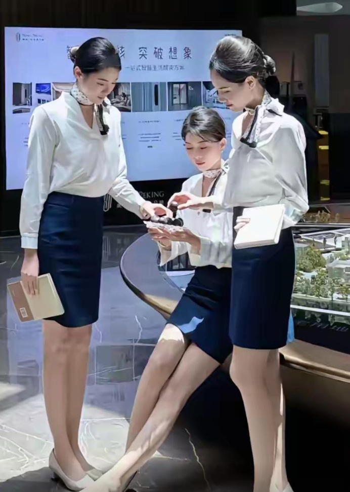 你们发现没，售楼处很多漂亮小姐姐，一年也卖不出几套房，为何还干的津津有味，恋恋不