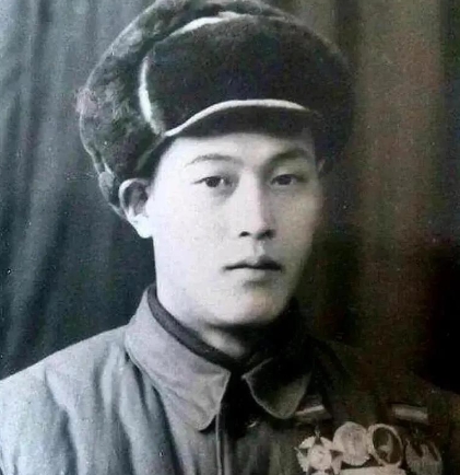 1950年，张文荣热血参军，奔赴朝鲜战场，担任志愿军通信参谋。在一次战斗中，他重