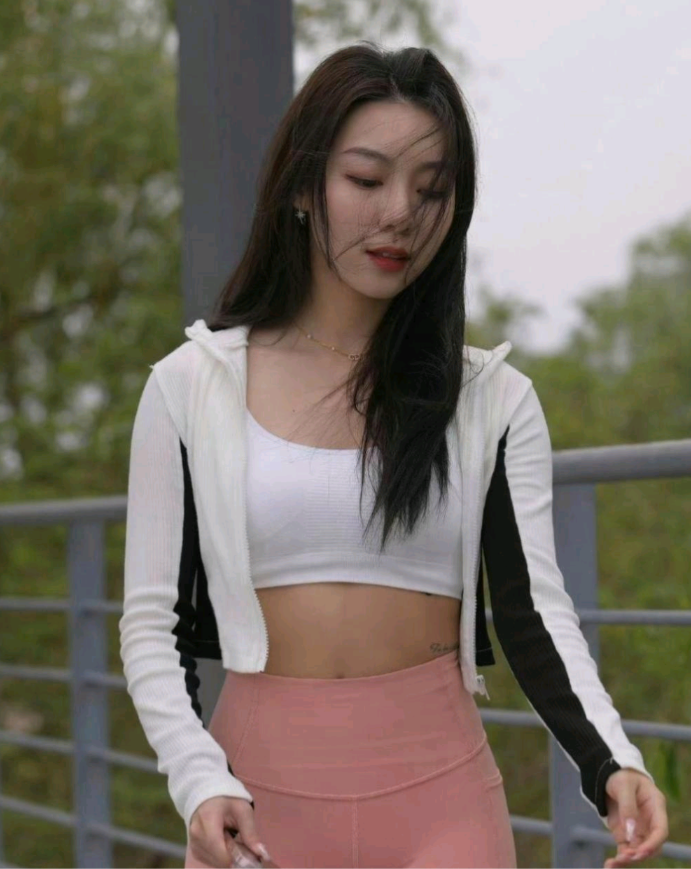 今天完成了运动，汗水挥洒后，疲惫却又畅快。换上那美美的衣服，就像为自己披上了自信
