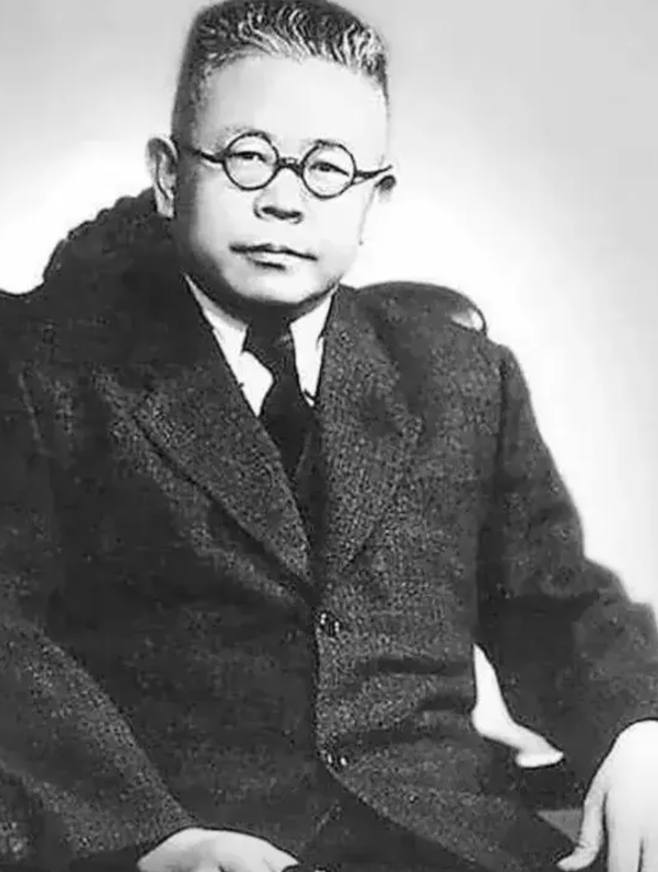 胡适的学生傅斯年，在延安考察后，口出狂言评价毛主席“不过是宋江一流”。傅斯年，祖