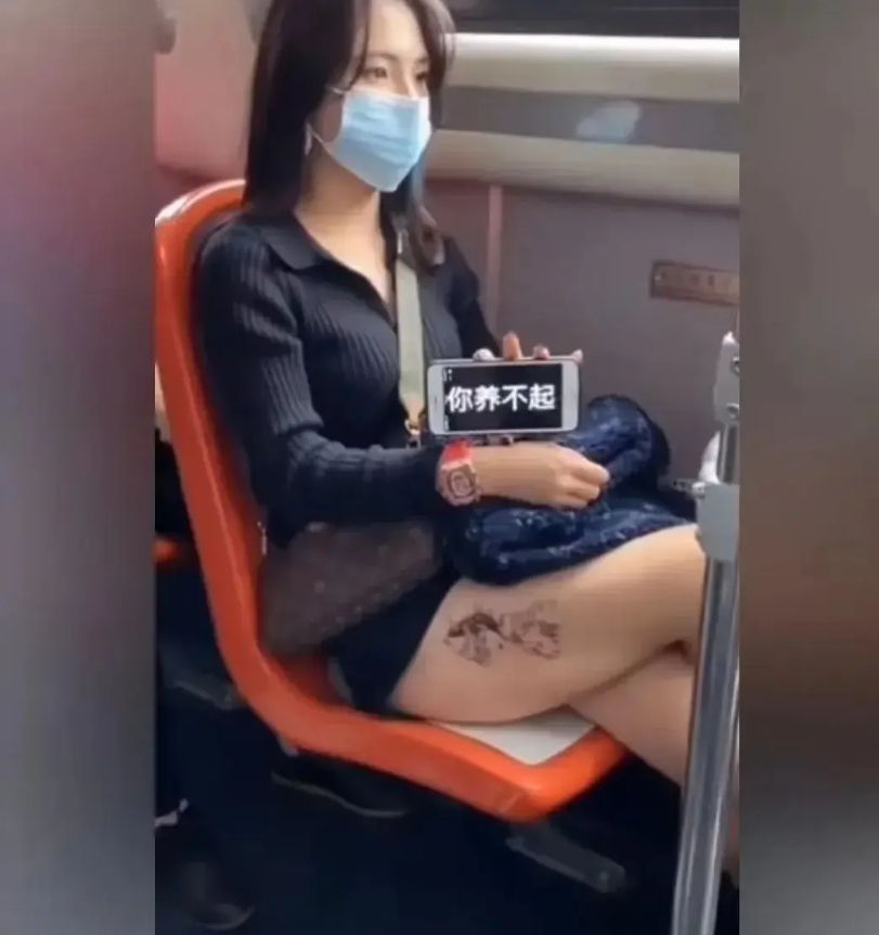 非常搞笑的美女
我朋友告诉我，有天，他乘公交车，一个年轻的女子坐在他侧面的座位上