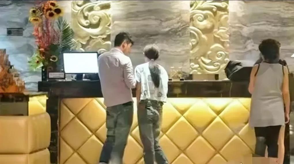 甘肃平凉，一17岁男子与大学生女友来到宾馆开房过程中，突发哮喘疾病，女友见状，赶