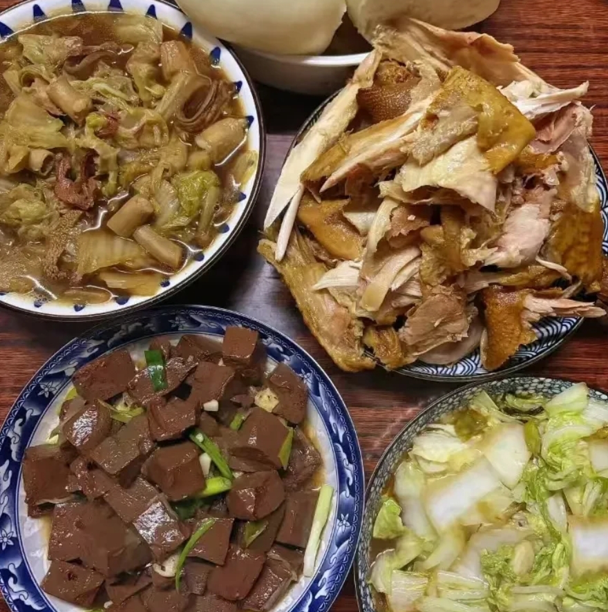 朋友们我有个问题想问问大家
我去我婆婆家吃饭的时候
我一直吃菜，吃肉。因为我平时