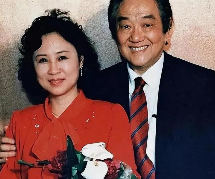 林婉珍的面容美貌大气，满脸充满和善。琼瑶的眼睛很不一般，很像狐狸的眼睛！
 
平