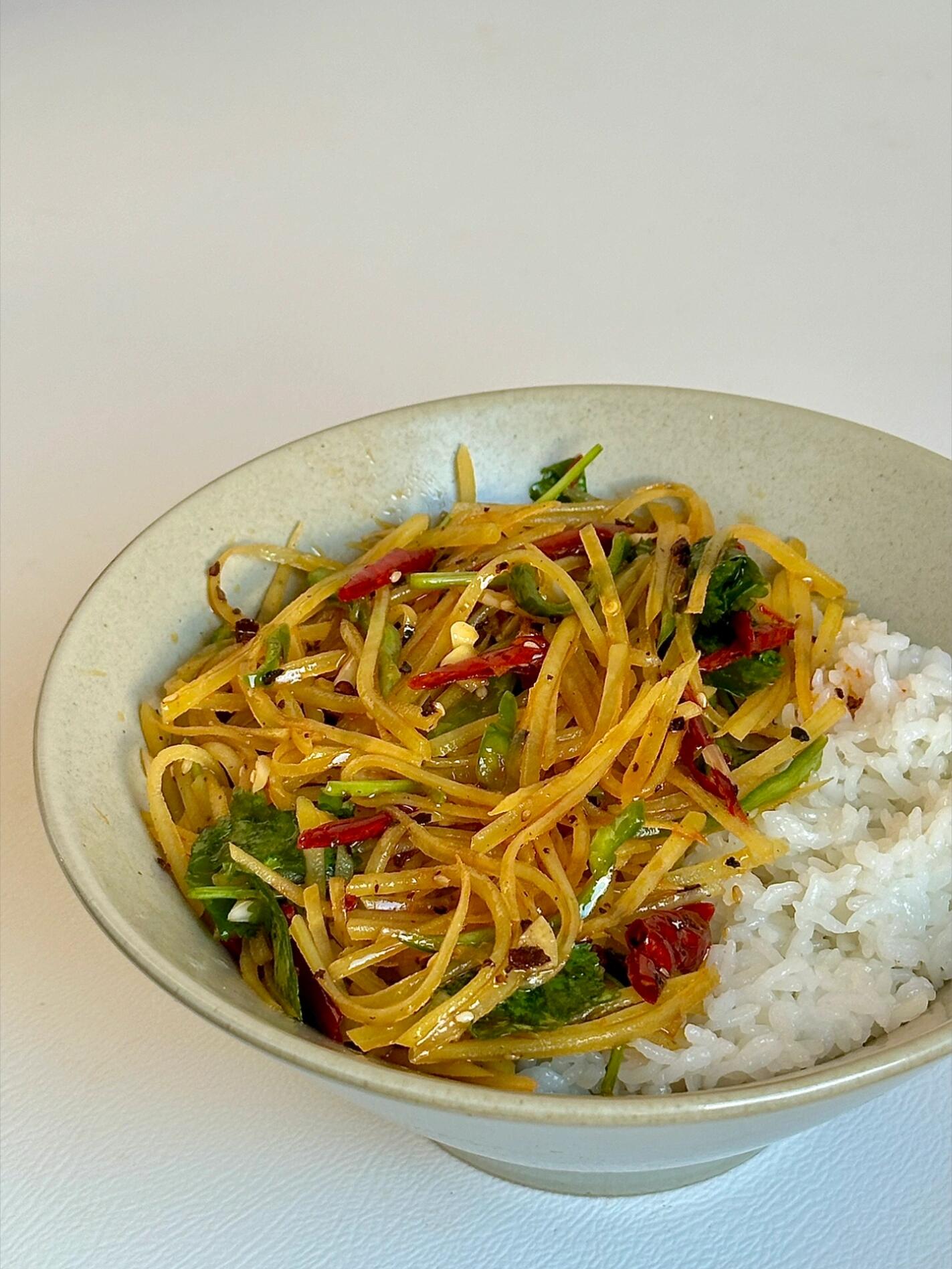 炝拌红油土豆丝，酸辣脆爽，拌饭巨好吃