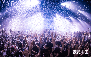 升职那天，我在夜场请客，却发现妹妹拉着闺蜜进了门