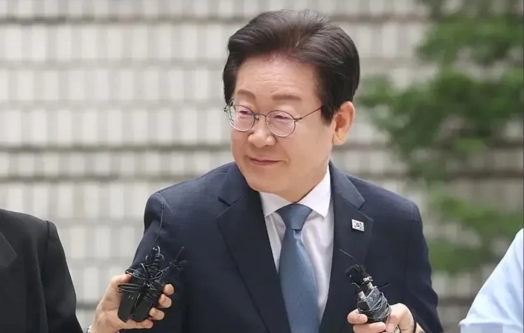 韩国政坛又迎来了一次大洗牌。
这次，尹锡悦站在了风口浪尖，但这次想要翻盘，几乎是