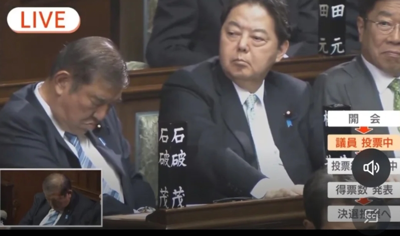 可怕的松弛感，日本首相指名选举石破茂睡着