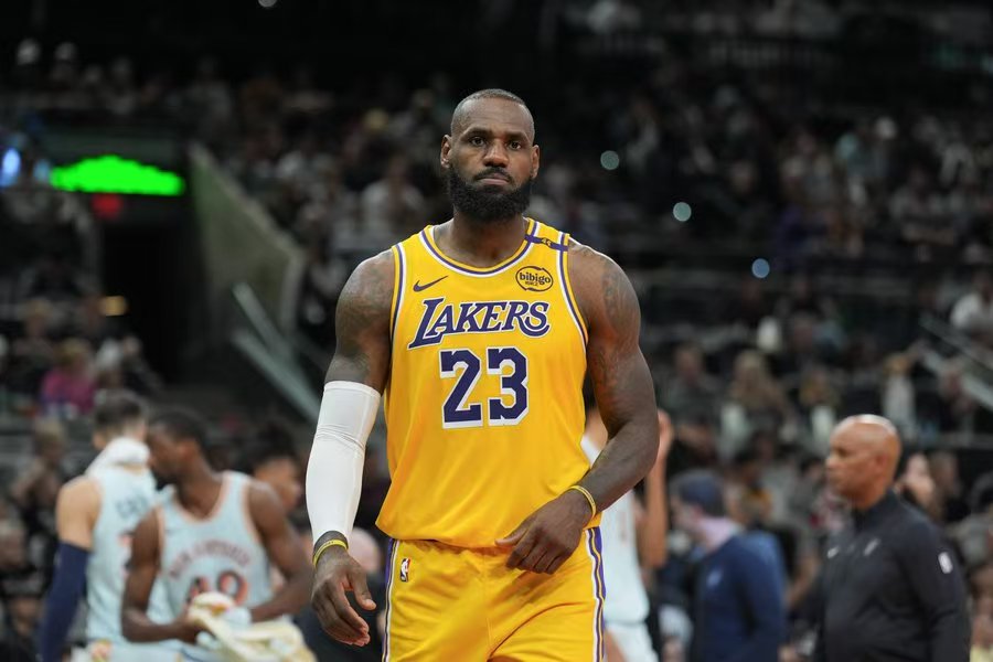 NBA球员中，有很多在职业生涯期间拿着高昂的薪酬，但是退役之后，因为各种无度的挥