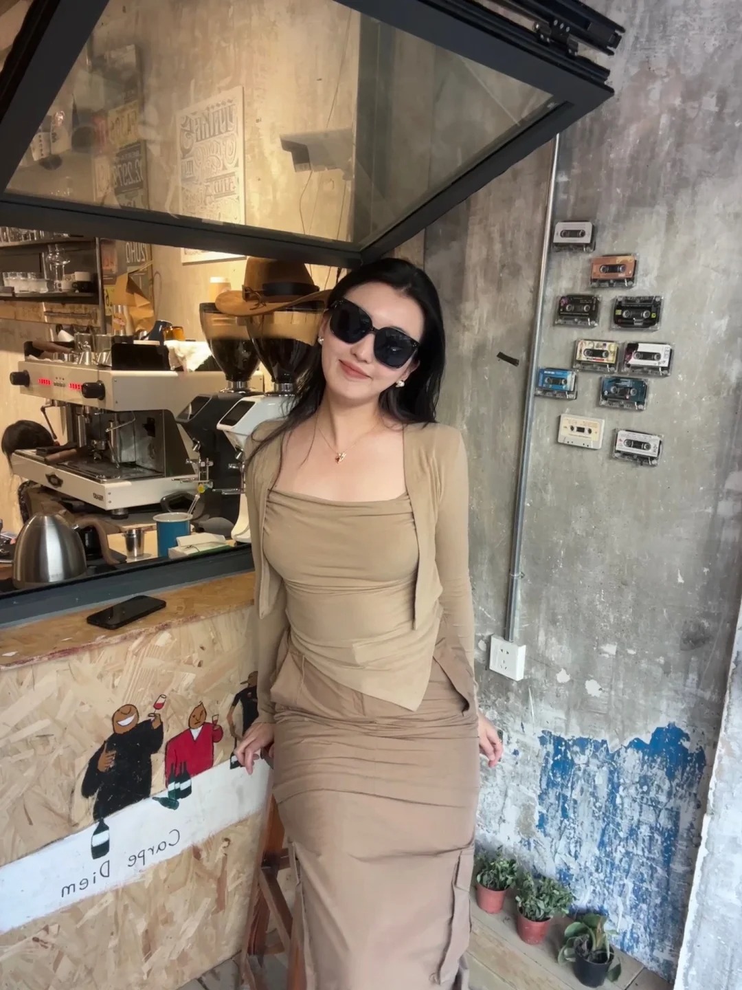 来西咖了☕️
很安逸的咖啡店🧺 店内的装修风格很独特，小姐姐们超友善的🎀 楼