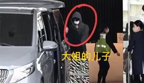 大s的日本之旅，是小s策划的。
有意思的是，作为每年一次的全家旅游，却不见大姐徐