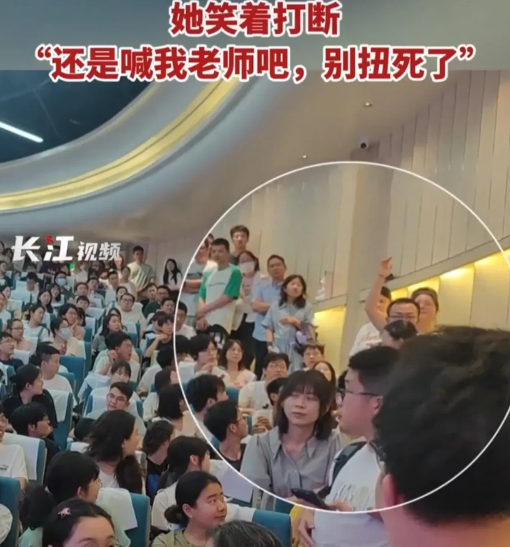 今天颜宁院士在武汉大学举行讲座说：“我难受死了！”
原因是举行讲座的时候有学生提