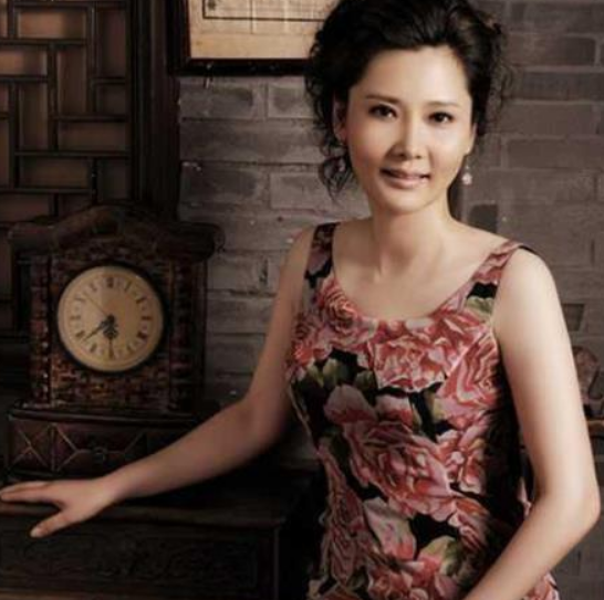 何赛飞老师品行好，从艺这么多年，没有任何绯闻。
 
何赛飞老师德行好，敢说真话，