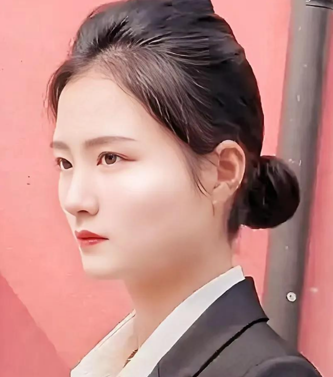 女保镖严月霞说：“我保护过很多政要，躲过很多次暗杀，但是最难的一个“任务”是说服