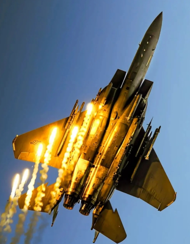 F-15 Eagle（鹰）是美国麦克唐纳·道格拉斯公司（现波音公司）研制的一种双