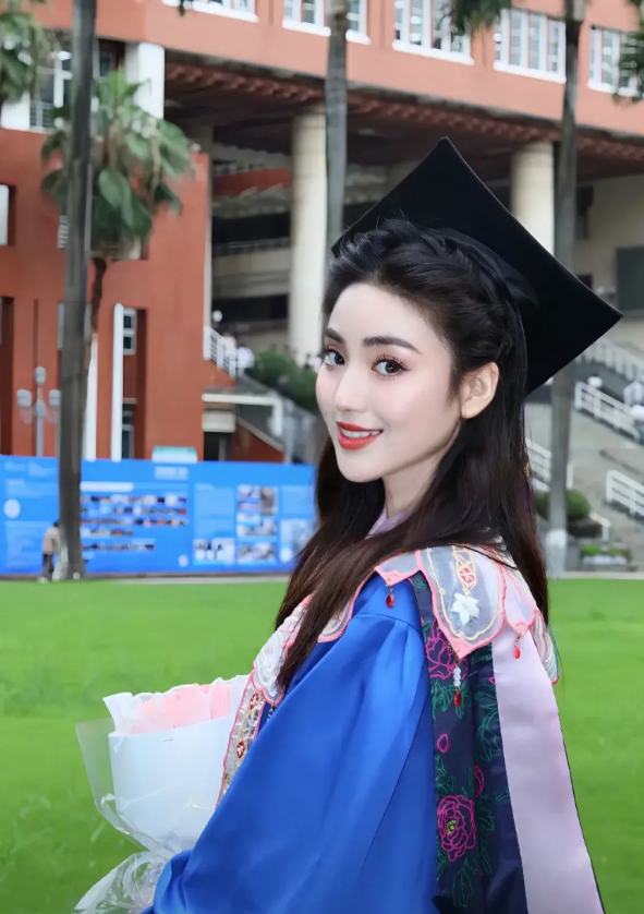 我女儿马上研三了，谈谈她的收入，可供刚读研的参考：
 
一、国家补助，每年600