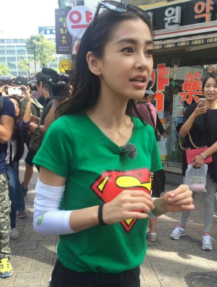 早期跑男应该是Angelababy的颜值巅峰时期吧，无美颜无滤镜的镜头下也超级好
