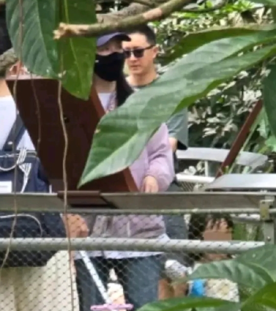 韩庚和卢靖姗这一对很是低调幸福。看到他们带女儿游玩的消息，就觉得很温馨。卢靖姗的