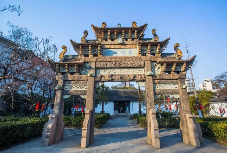 明朝恢复了汉人统治，朱元璋一方面承袭了宋代的专政以及帝王对文官制度的威势，另一方