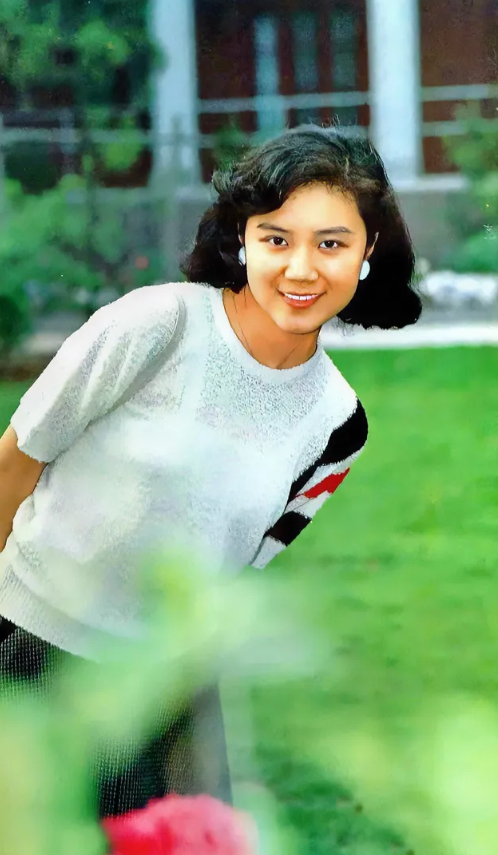 她年轻时真漂亮，老了以后变化不小。能认出来，她是谁吗？
她是上海人，中学毕业后考