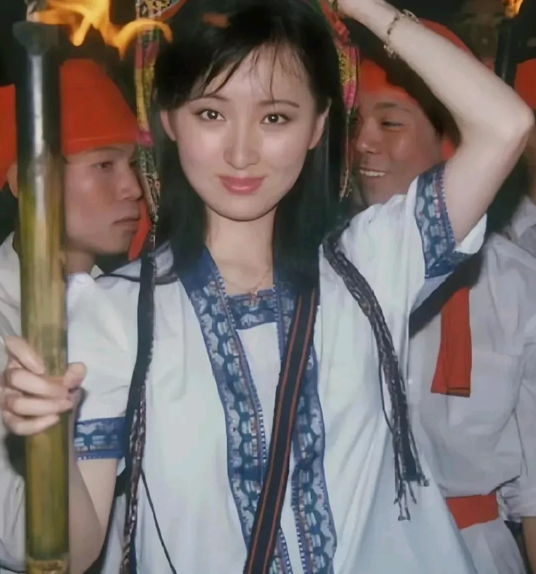 今天看到了陈晓旭的年轻时的照片。
这时应该是还未拍《红楼梦》，
秀发披肩，眼神清