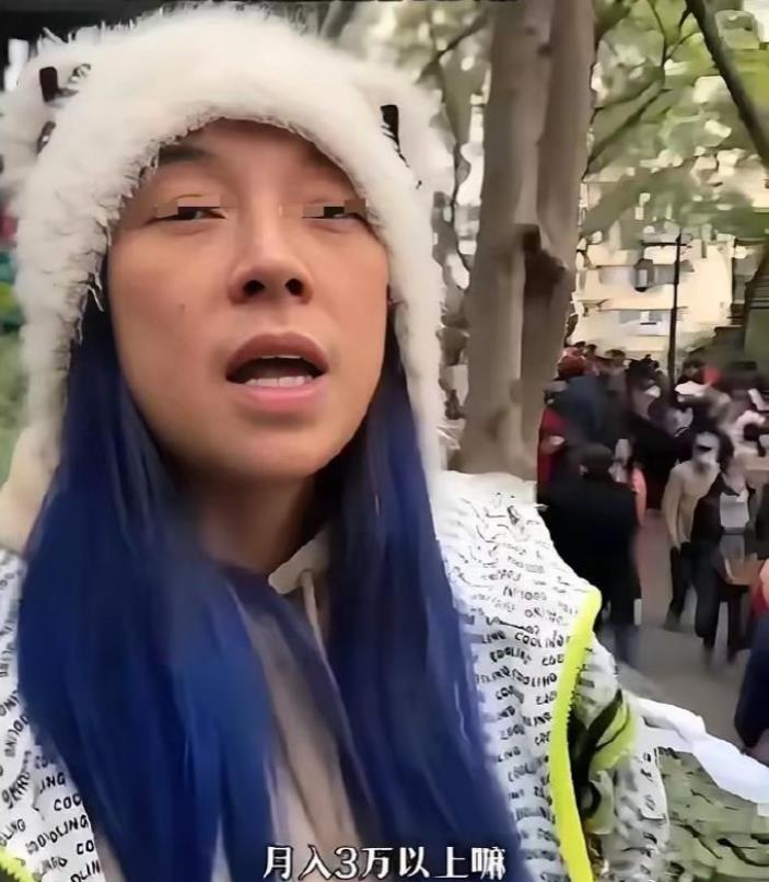成都，人民公园相亲大会。43岁离异带俩娃的大姐，明确要求必须找一位月入3万的成功