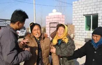 2012年安徽淮南，女子给丈夫看病，到处借钱，同村男子听到后，借给了女子1万元，