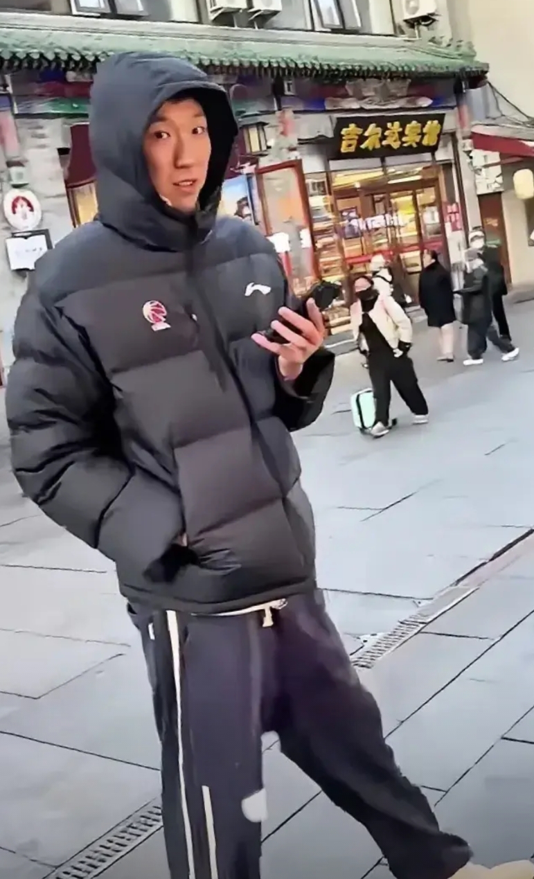 拿着顶薪打养生球，周琦不愧最牛打工人！伤病休息三个月，崴脚再休息两周，感冒再休息