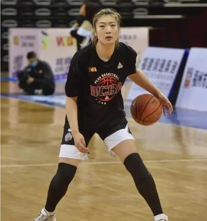 李梦留WCBA引争议，新赛季首秀表现不佳，仅得8分。外界猜测原因包括身体疲劳、心