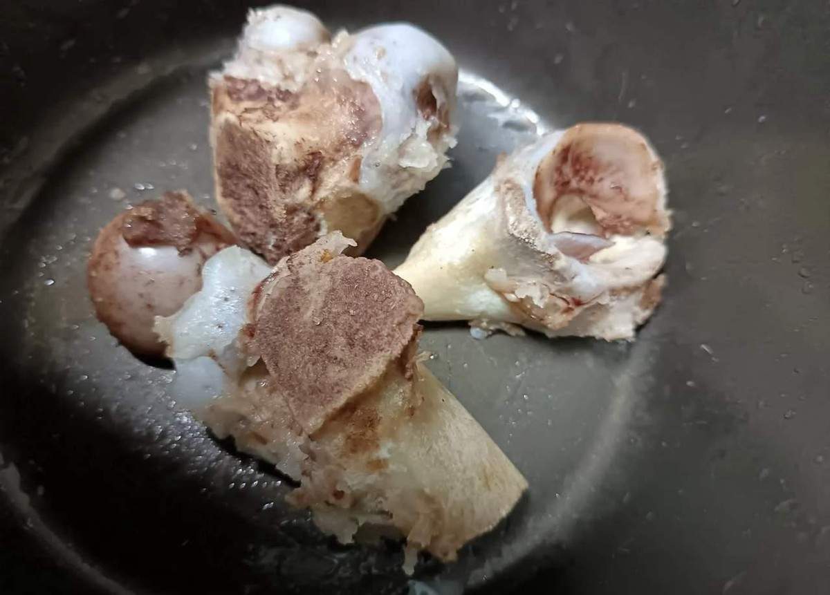 有钱人家过日子可真仔细！
我姐在上海一户人家做保姆，雇主家炖大骨头只炖四块，第一