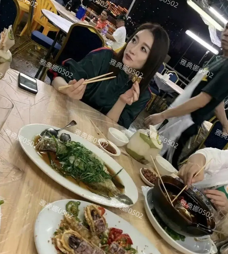 李小冉的生图太让人服气了！
本人又高又瘦又白脸又小，48岁了皮肤零瑕疵脸上没有医