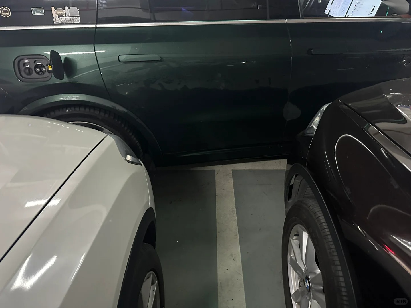 喜欢占充电位的油车 直接堵住 嘻嘻
平常都忍了今天没电了来充电两辆油车占着位置，