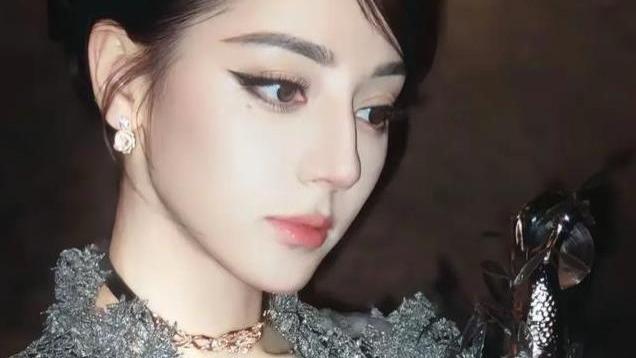 能当明星的，眼睛可以单眼皮，轮廓跟鼻子绝对是万里挑一的！