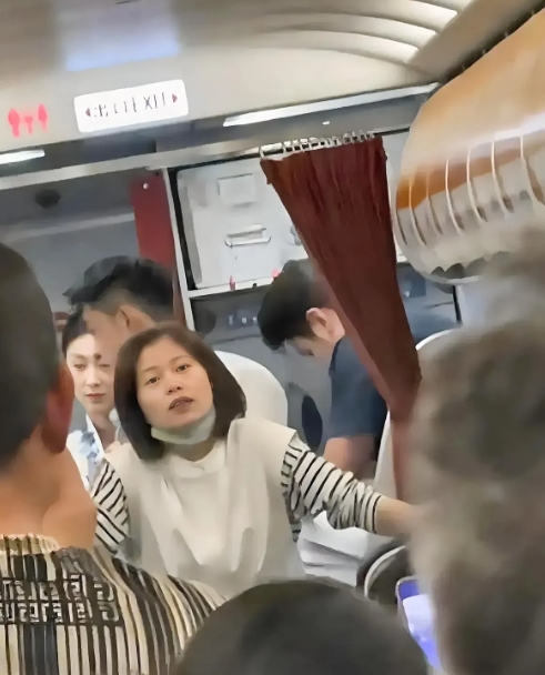 飞机女乘客“霸气”辱骂殴打空少，扬言不怕事，结果火了！

最近，一位飞机女乘客因
